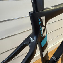 Carica l'immagine nel visualizzatore di Gallery, Pinarello Dogma F8 X-Light