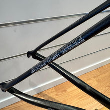 Carica l'immagine nel visualizzatore di Gallery, Paletti Handmade Carbon