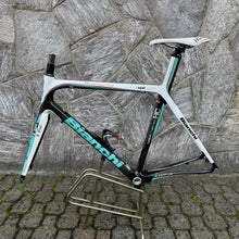 Carica l'immagine nel visualizzatore di Gallery, Bianchi 928 Superleggera - 125 Anniversary