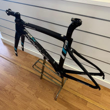 Carica l'immagine nel visualizzatore di Gallery, Pinarello Dogma  F8 X-Light
