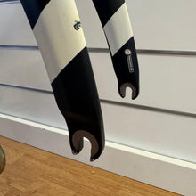 Carica l'immagine nel visualizzatore di Gallery, Pinarello Dogma  F8 X-Light
