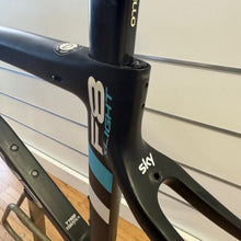 Carica l'immagine nel visualizzatore di Gallery, Pinarello Dogma  F8 X-Light
