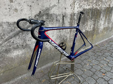Load image into Gallery viewer, Merida Scultura Team Bahrain - Full Carbon
