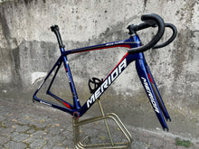 Load image into Gallery viewer, Merida Scultura Team Bahrain - Full Carbon
