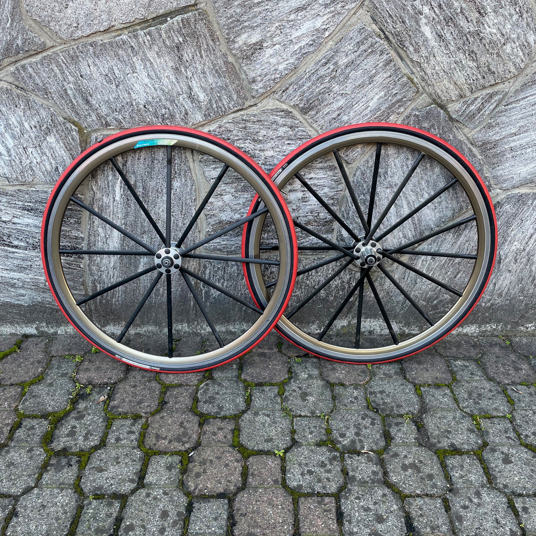 Paire De Roues Giant EXT Pro Pour Vélo De Route - Jantes DP18 Carbone, Moyeux Composites, 700c, 9 Vitesses - Occasion En Bon état